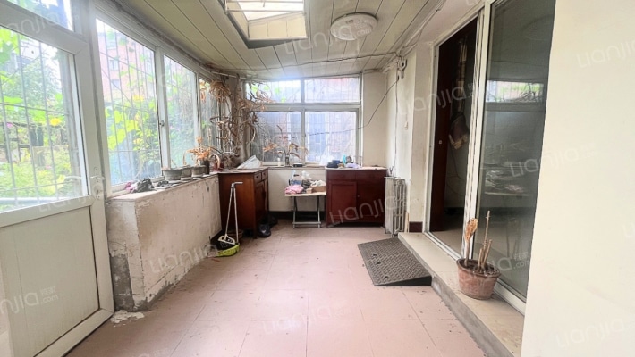 一层带院南北通透两居，采光好，视野好，地理位置优越-阳台