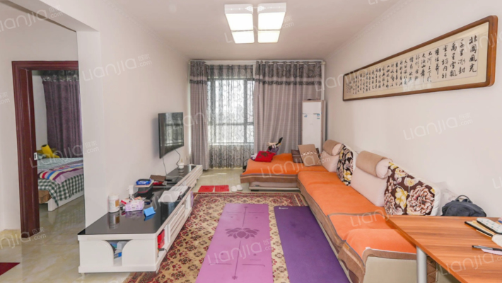 喀什路  中装三室，全明通透户型，带家具家电-客厅