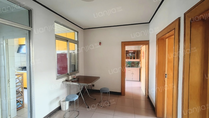 政法街南段位置好，公摊小，南北通透生活便利-客厅B