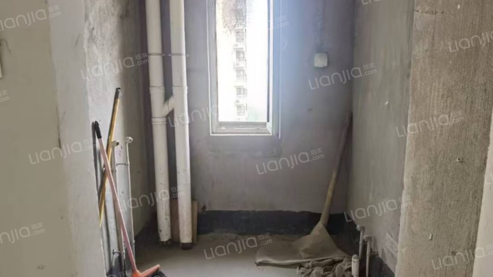 业主诚心出售，南北通透户型，集中供暖，交通便利-卫生间