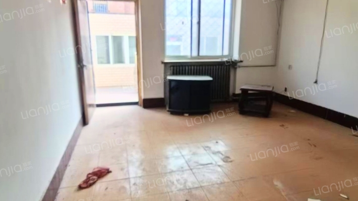 三处仅有的几栋联排小别墅，南北通透，随时入职。-客厅A