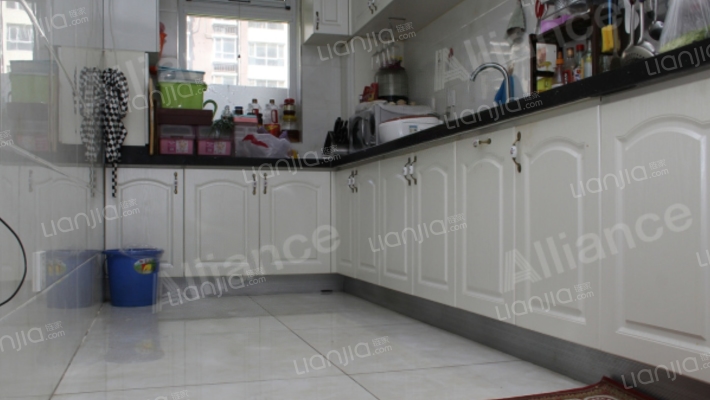 一梯两户，大三居，精装自住房。-厨房