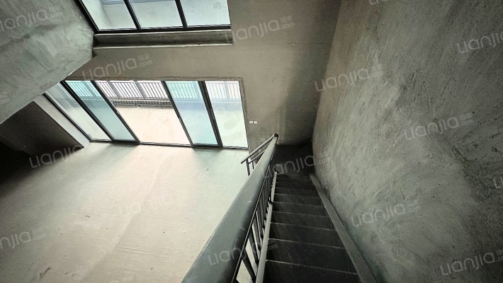 华桥城头排江景，户型方正 产权清晰，带3个车位-楼梯间