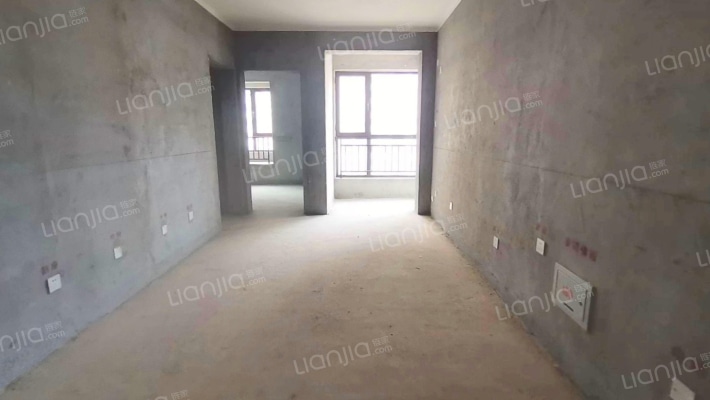 房子朝南两居中上楼层，本满二，毛坯房-客厅