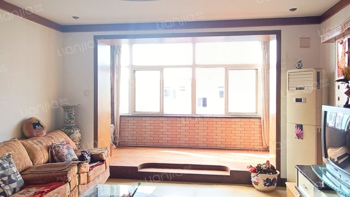 此房满五唯一，地理位置优越，南北通透采光好，税费低-客厅