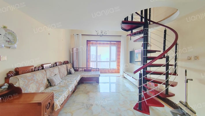 房本满二，南北通透精装大三居，顶层带阁楼-客厅