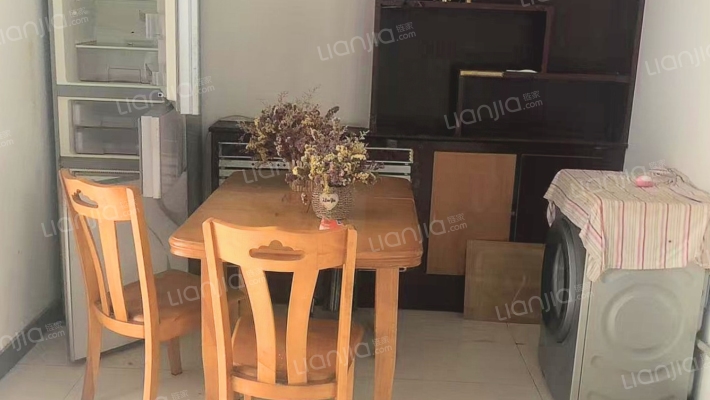 此房满五唯一，带地下室，距离双语1公里-餐厅