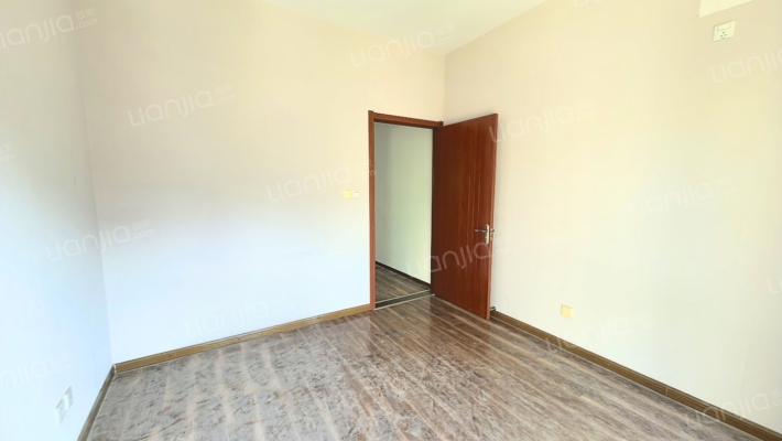 高铁板块，联排别墅，下沉花园，私家车库-卧室A