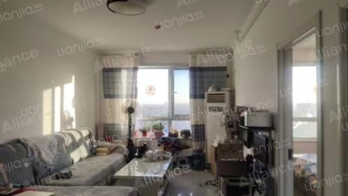 四中北边，正规朝南两居，采光好-客厅