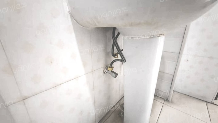 此房是全阳大两居，全天采光。客厅，卧室朝阳。-卫生间