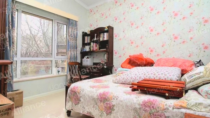 此房带装修，带660平米大院子，交通便利，小区环境好-卧室D