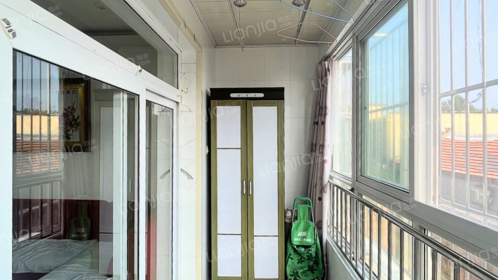 公摊小，楼层好，配套齐全，交通便利。房子带电梯-阳台