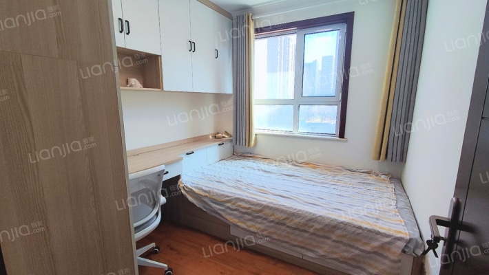 主卧转角窗 精装修 东户 俯瞰小区 视野开阔-卧室B