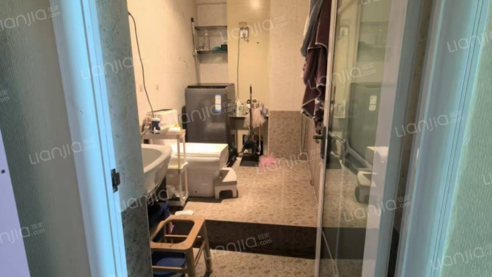 万达附近电梯房，总高7层，这是中间层，满五不唯一-卫生间