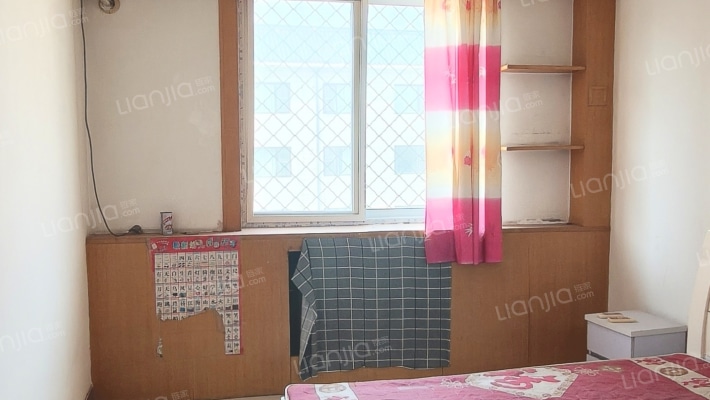 此房为，南北通透采光充足。集中供暖，停车位充足。-卧室B