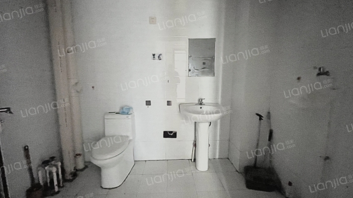 正规三居，三义西 丁方便，税费低靠谱卖视野开阔-卫生间