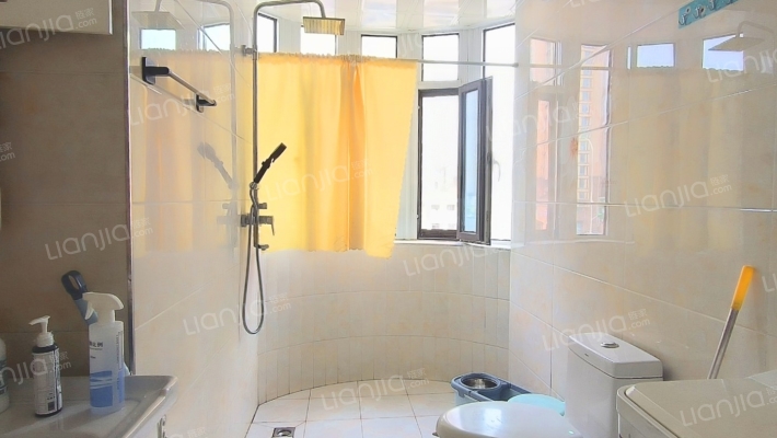 房子南北通透三居室，精装修。拎包入住，房本満二。-卫生间