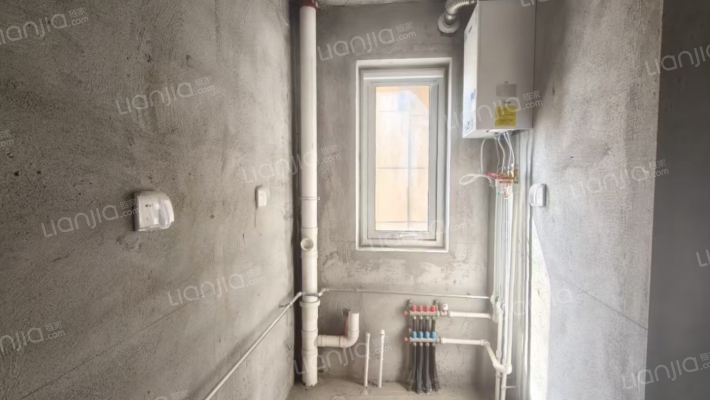 急售三利C区朝南两居，毛坯满二，价格33万可小叨。-厨房