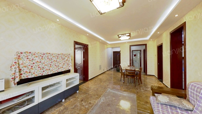 温莎假日通透三居室，交通便利，地理位置得天独厚。-客厅