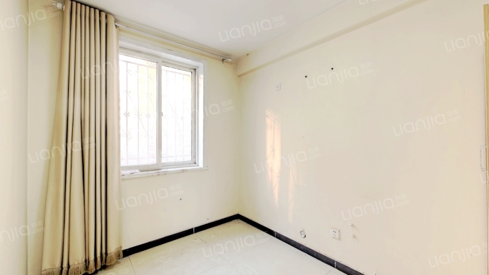 名流枫景洋房一层小三居，单位，简单装修，看房方便-卧室C