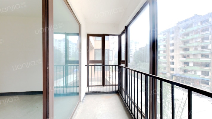 龙湖物业 品质住宅 带恬静优雅露台花园 私人空间-阳台B