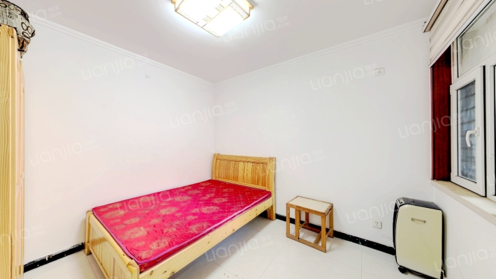 房子属于朝南两居，中间楼层，房子本满二-卧室A