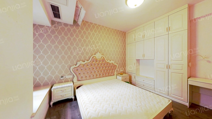 此房是正规三居室，住家装修，干净清爽，品牌家电家具-卧室A