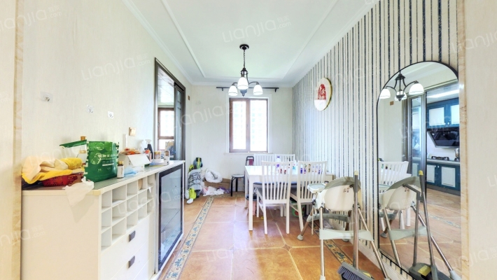 高铁新干线 4室2厅 南 北-餐厅