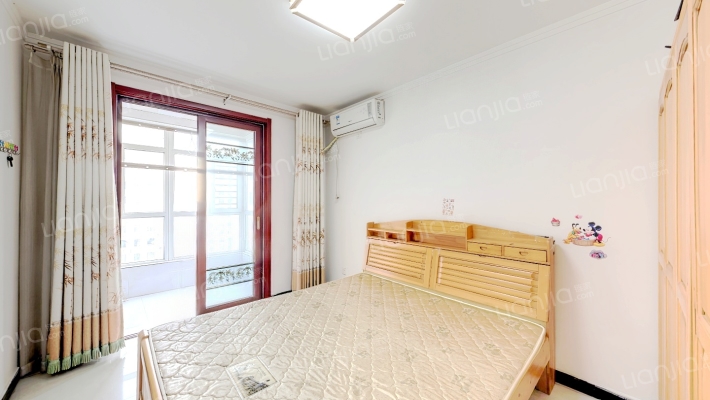 房子属于朝南两居，中间楼层，房子本满二-卧室B