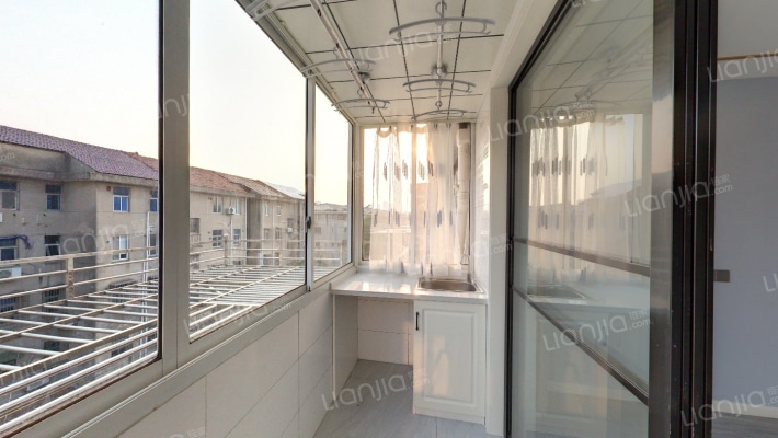 秀山新村小区3室 精装 满二  随时看房-阳台