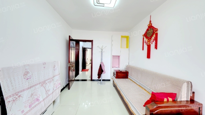 范阳路旁，电梯房采光好双语旁交通方便配套设施成熟。-客厅