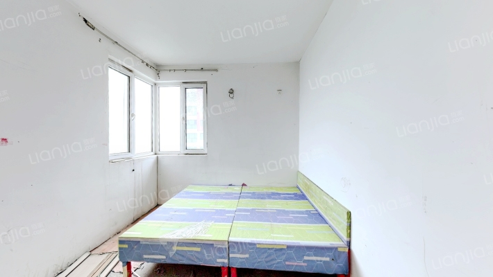 此房子房本满二 次底层的房子，电梯房。-卧室B