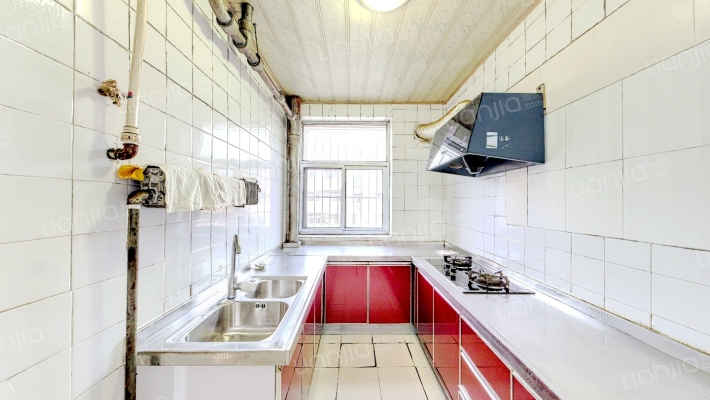 开发区清凉寺三阳开泰三居室不是顶层采光视野好-厨房