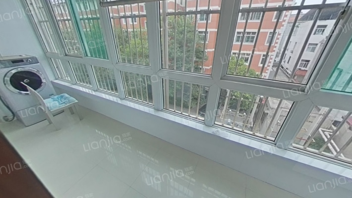 槐东花园4室广场边 装修花了40万 产权清晰 地下室车位-阳台