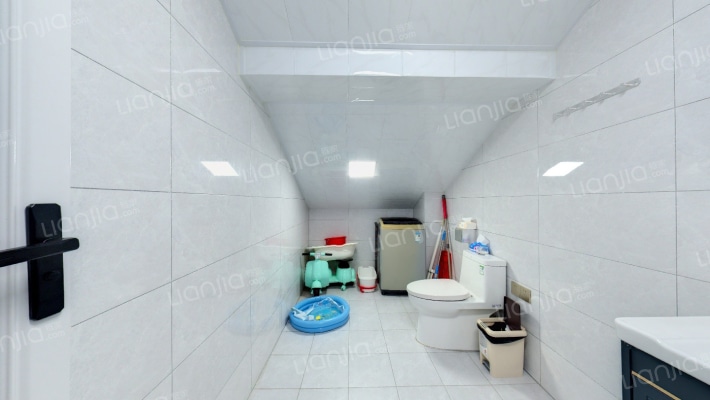 绿地洋房别墅区，大平层带阁楼，9室3厅，采光好-卫生间C