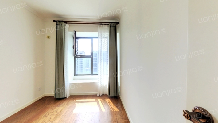 本房是经典的四叶草户型，南北通透，双明卫，好楼层。-卧室A