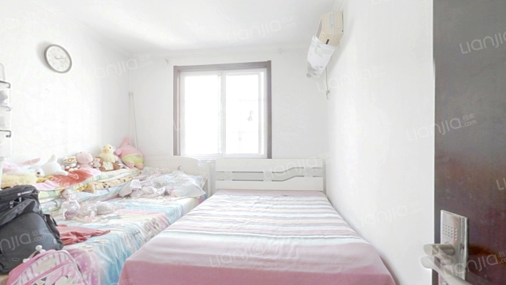 双语门口，距离范阳路838车站-卧室A