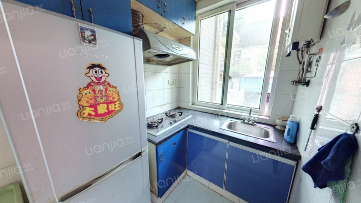 轻轨18号线旁 住家中装实用小两室 带外阳台 诚意出售-厨房