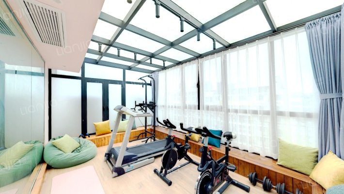 学院路实用300平电梯房顶跃三层带露台精装修全屋智能-健身区