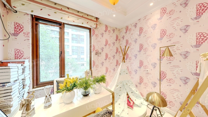 鸿坤理想尔湾，精装修上叠边户，带40平花园，带车位-卧室D