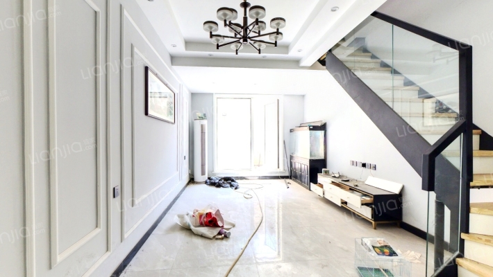 此房是下跃 5居两卫 186平 精装修就花了60多万-客厅A