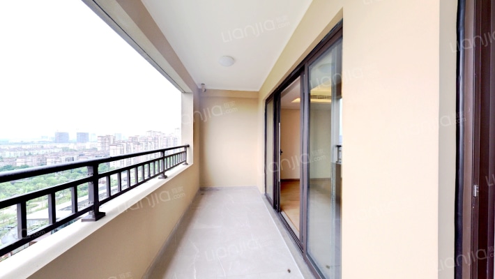 雅居乐中间楼层 开发商精装 户型方正 环境优美-阳台