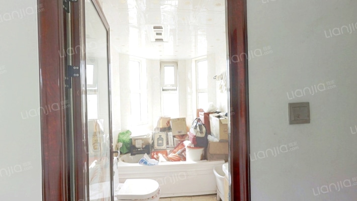 此房满二税费低，带车位地下室 好楼层 采光视野好-卫生间B