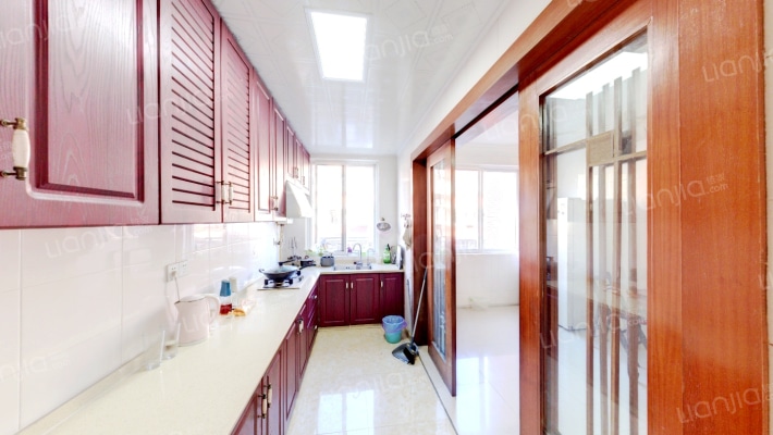 青海红房子  满5年  户型方正  干净明亮-厨房