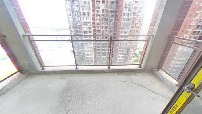 雅士林御苑 电梯中层毛坯4房公摊少使用面积多看房方便-阳台