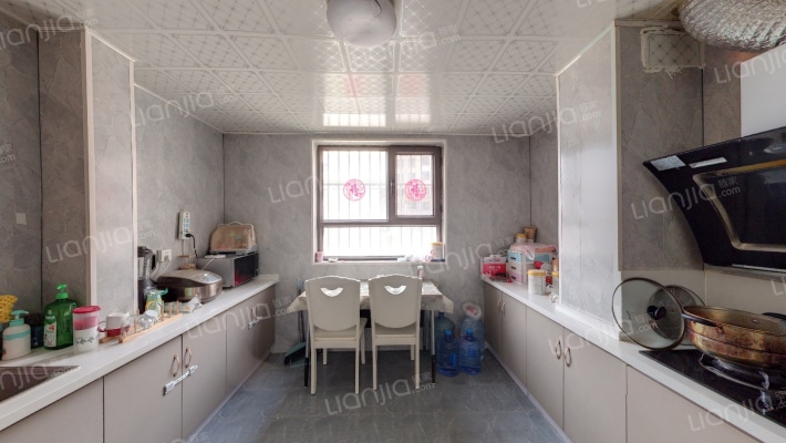 地铁口  精装三室 小区环境优美-厨房
