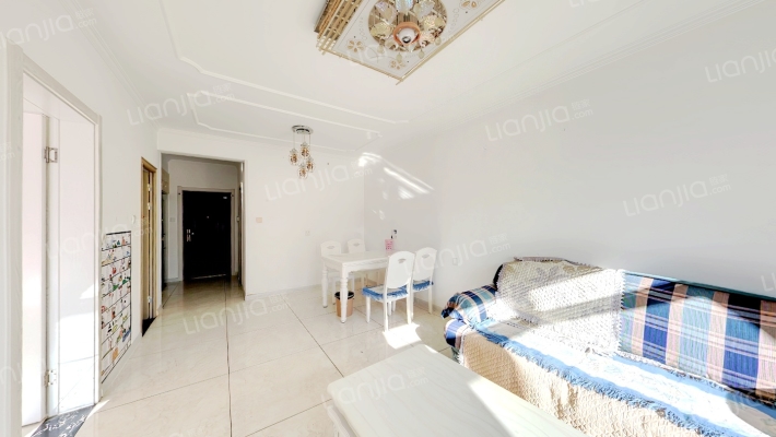 房子户型方正采光充足，居住舒适-客厅