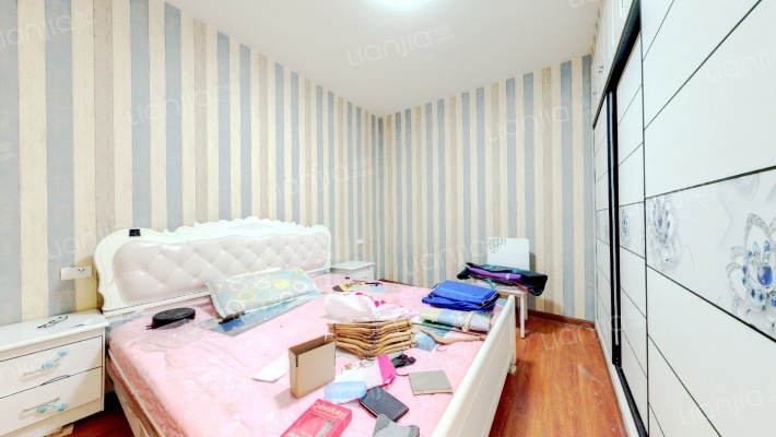 此房房东装修没住好久，房东现在安家重庆，诚心出售-卧室B
