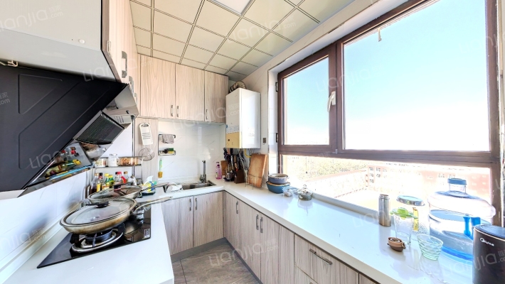 开发区惠友橙园三室两厅双卫精装修拎包入住南北通透-厨房