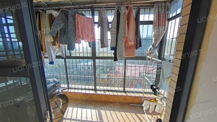 金星湘江苑顶层复式 精装4房 带露台 负一层有杂物间-阳台